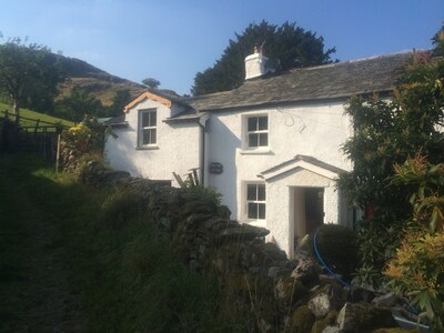 CHARACTERFUL LAKELAND COTTAGE,WIFI, SKYTV, LOG FIRES IN PICTURESQUE SETTING     