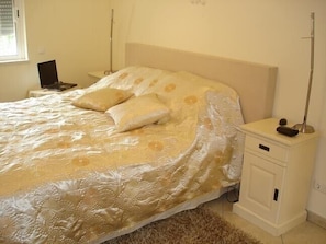 Master Bedroom, boxspring bed, Bathroom ensuite
