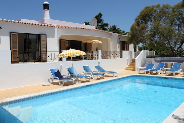 Villa and private pool enjoys sun all day