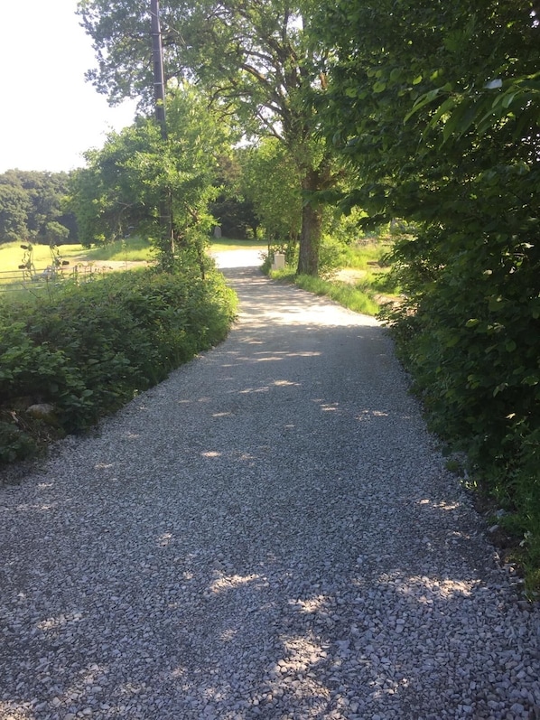 Chemin d’accès au gîte # rénové #