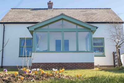 BEUDY GWYN COTTAGE. Haustierfreundlich. Großer umzäunter Garten. Atemberaubende Aussicht auf das Meer!