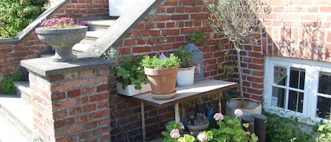 Garden with door to diningroom