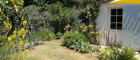 jardin clos de plain pied avec la terrasse, porte chambre 3