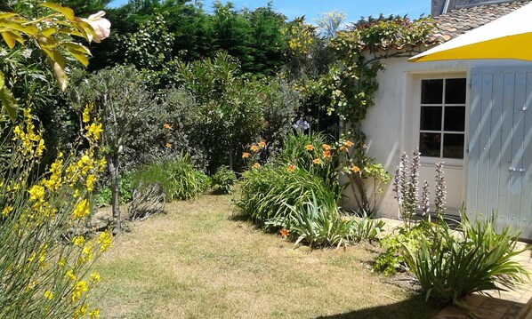 jardin clos de plain pied avec la terrasse, porte chambre 3