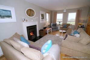 Spacious living room 