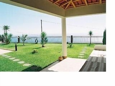 Stunning house and garden with beautiful sea views (free wifi)