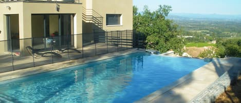 maison  et piscine vus du jardin