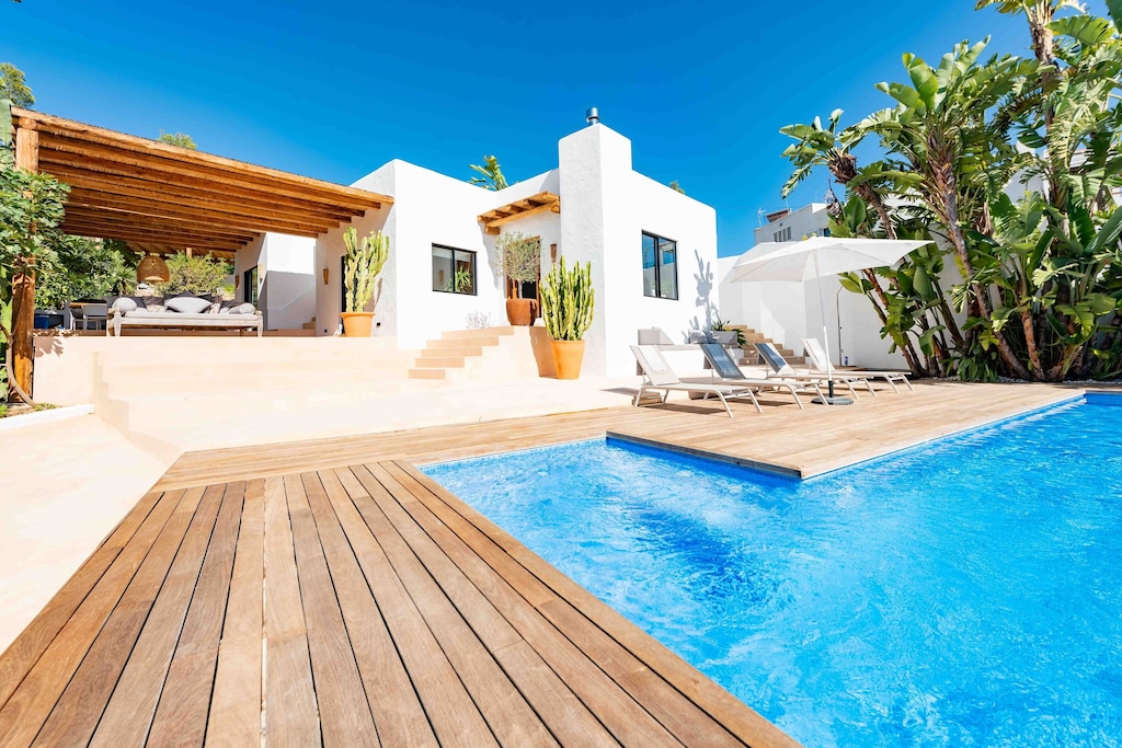 villa with fantastic pool and stunning views. Sant Antoni de