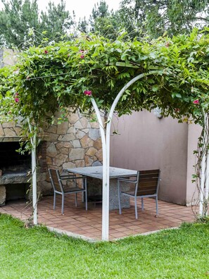 pergola y barbacoa