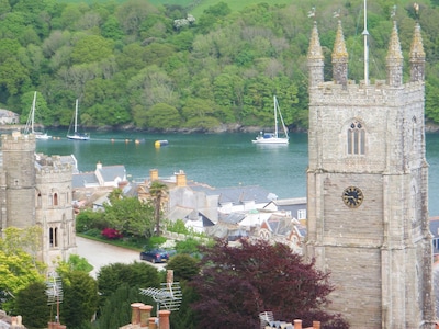 Magical Cornish Cottage & Garden. Impresionantes vistas del río Fowey y la iglesia