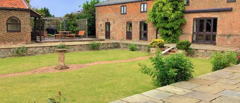 Photo showing the distance between the cottage and main house