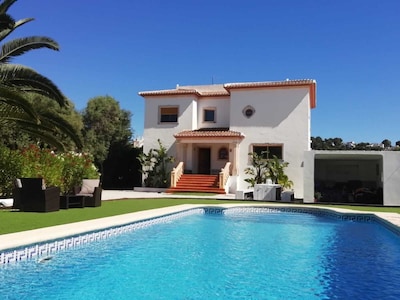 A STUNNING, SPACIOUS, FAMILY FRIENDLY VILLA WITH POOL, GARDEN, A/C AND WIFI
