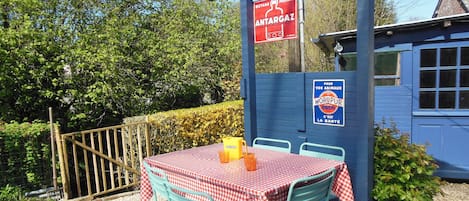 Terrasse , pergola 
Barbecue, jeux enfants. 