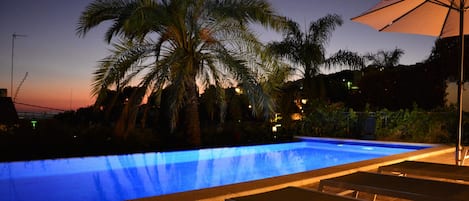 Villa Sitges Loto: Pool XXL with infinity view on sea and Sitges.