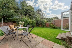 Dolphin, Burnham Market: Fully enclosed rear garden with dining table