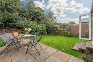 Dolphin, Burnham Market: Fully enclosed rear garden with dining table