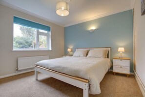 Dolphin, Burnham Market: Master bedroom with king-size bed