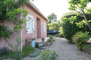 Front driveway/entrance