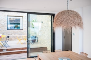 Salle à Manger donnant sur le patio intérieur