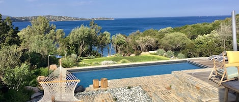 Vue des terrasses, de la piscine et de la mer