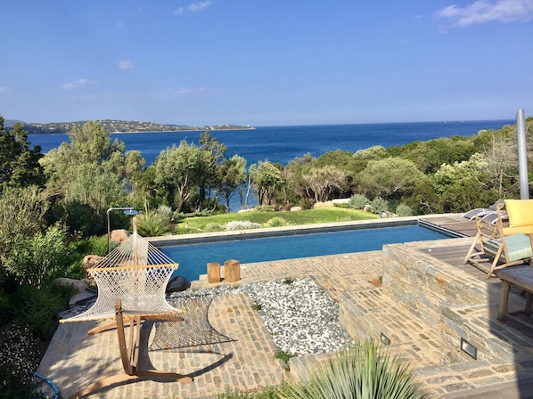 Vue des terrasses, de la piscine et de la mer
