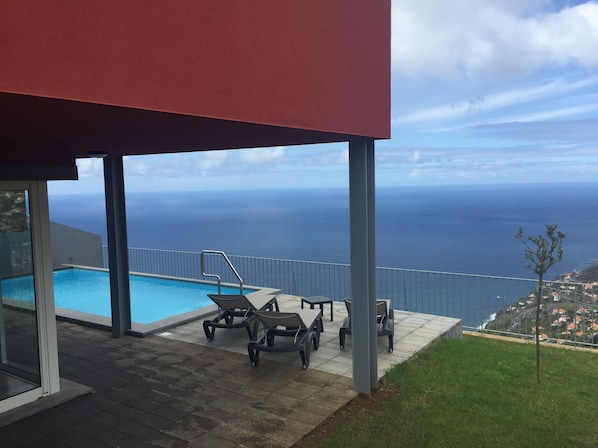 Swimming Pool with sea view and private.
