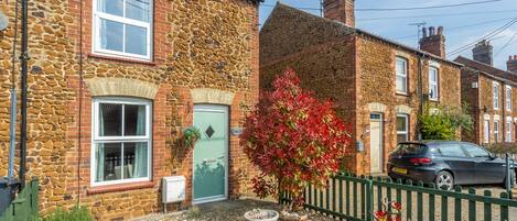 Southvale, Snettisham: A charming and traditional carrstone curated Victorian end terrace cottage
