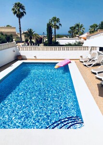 Villa moderna con piscina privada, wifi, TV del Reino Unido, aire acondicionado completo
