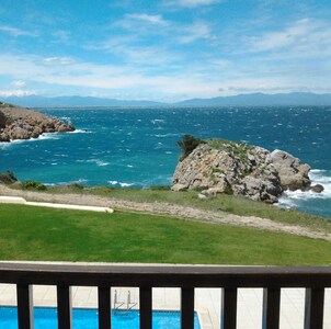 L'escala: Sea front - Apartment residence with swimming pool - Bay of Roses and Pyrenees view