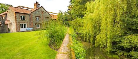 Glaven Cottage, Letheringsett: The garden runs along side the river Glaven
