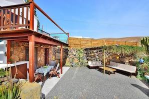  sheltered courtyard garden