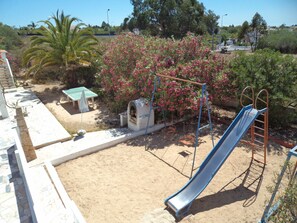 Parque infantil, barbecue e pingpong