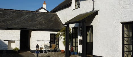 Lovely 16th Century former farmyard building 