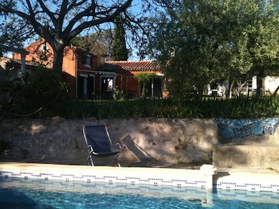 piscine et son esplanade