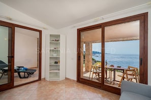 Casa vacanze in affitto a Costa Paradiso con spettacolare soggiorno vista mare