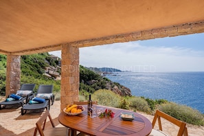 Villa am Meer mit Panoramablick auf den Sonnenuntergang von Costa Paradiso, Sardinien.