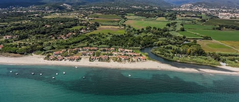 La marina vue du ciel, adossée aux montagnes de la Casinca