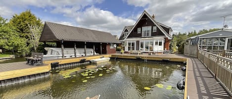 Waterside Retreat - large area for fishing & outdoor eating. Rowing dinghy 