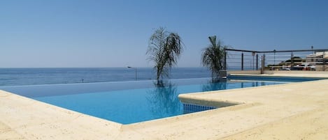 Vue sur la piscine et sur la mer depuis la chambre