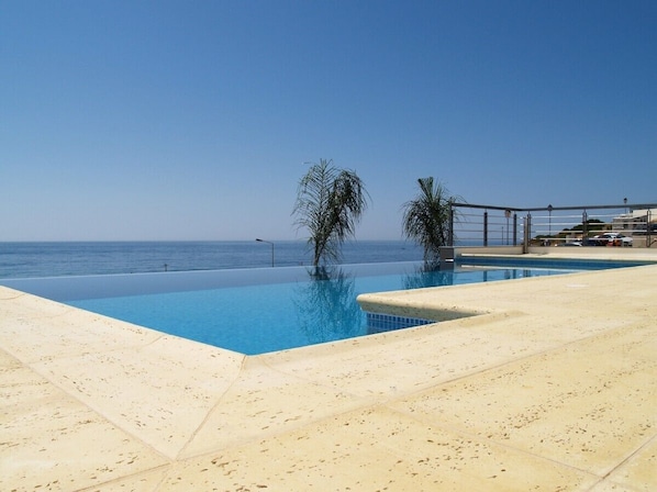 Blick auf die Poolterrasse & das Meer vom Haupt-SZ