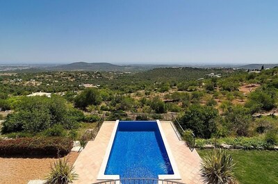 Villa de lujo con jardín y piscina en una zona rural con vistas de clase mundial