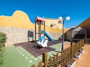 Gebäude, Azurblau, Pflanze, Himmel, Urban Design, Schatten, Biome, Wohngebiet, Landschaft, Fassade