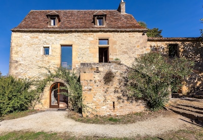 Delightful cottage with private pool in the heart of the Dordogne valley. 
