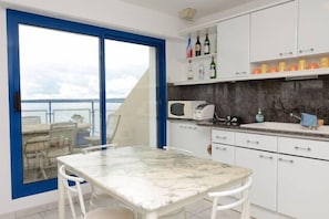 Cuisine et terrasse.
