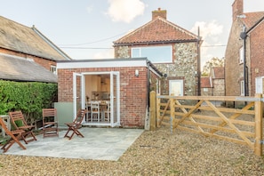 Pebble Cottage, Brancaster Staithe: Outdoor dining area