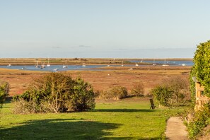Pebble Cottage, Brancaster Staithe: Garden leading to the marshes