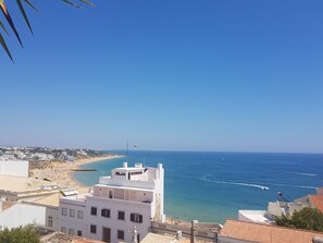 Vista para praia/oceano