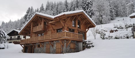 Chalet flocon in the snow