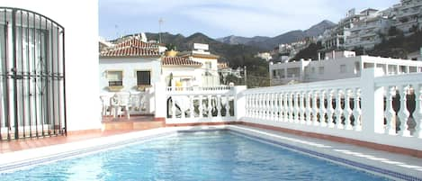 Private pool with view to mountains