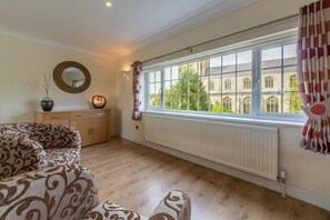 Preachers View, Wells-next-the-Sea: Dual aspect sitting room